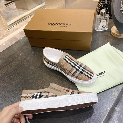 Burberry Shoes-W-011