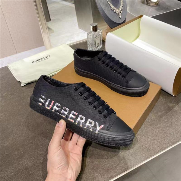 Burberry Shoes-M-302