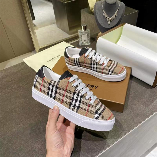 Burberry Shoes-M-305