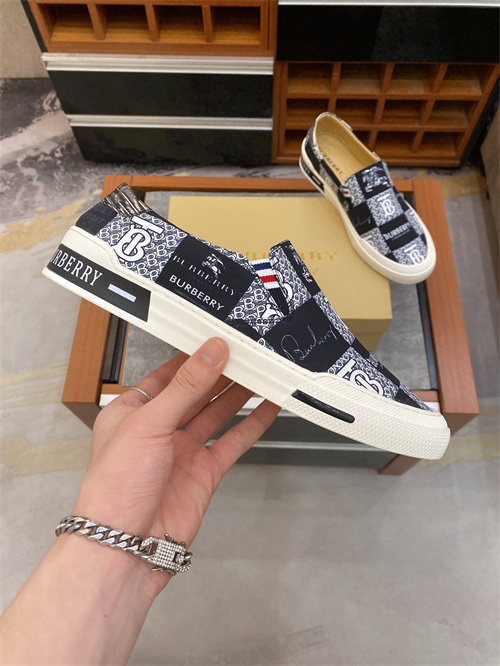 Burberry Shoes-M-352