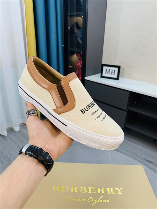 Burberry Shoes-M-367