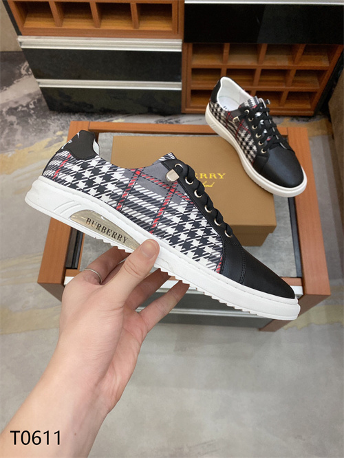 Burberry Shoes-M-384