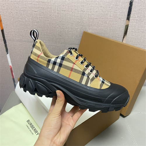 Burberry Shoes-M-481