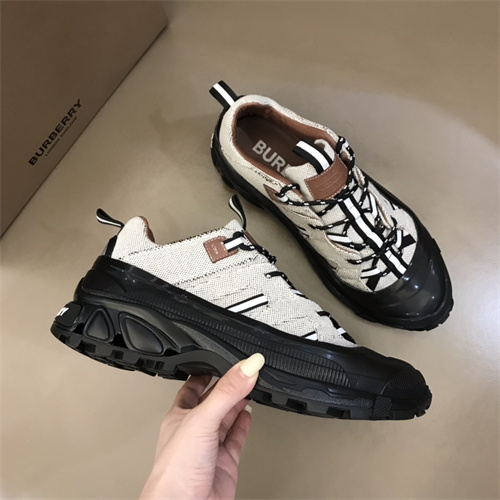 Burberry Shoes-M-526