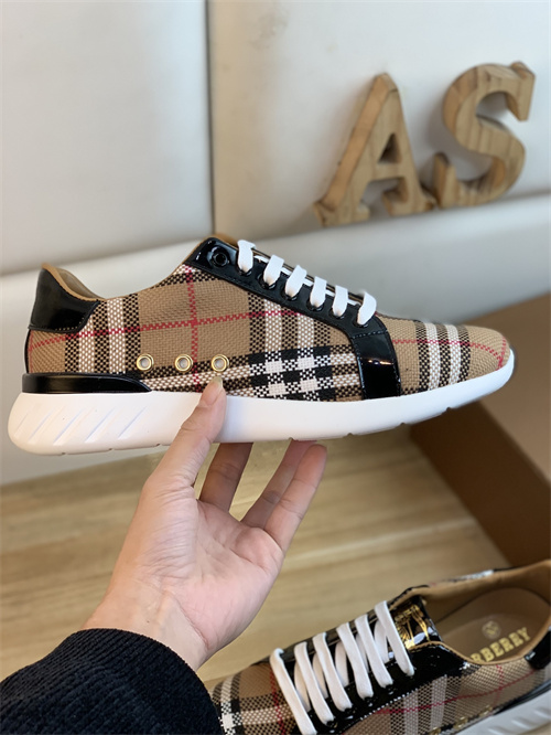 Burberry Shoes-M-548