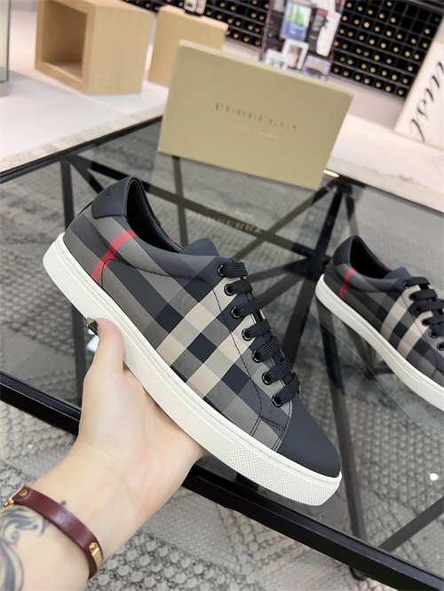 Burberry Shoes-M-624