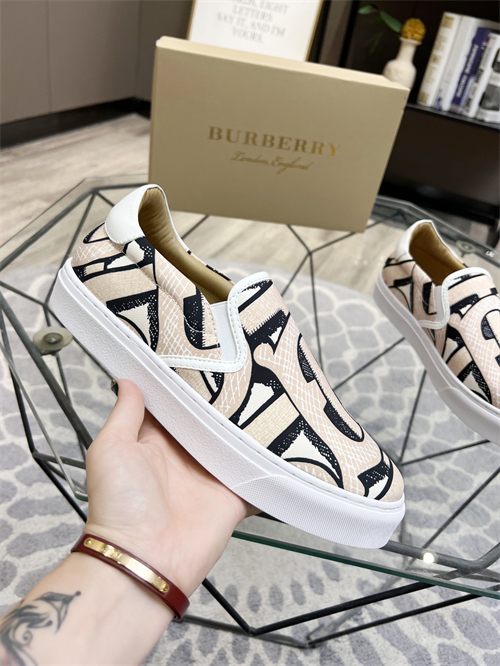 Burberry Shoes-M-631
