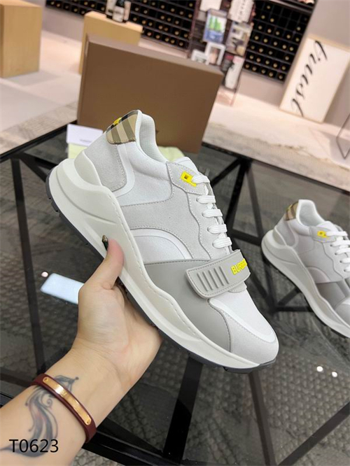 Burberry Shoes-M-638