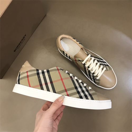 Burberry Shoes-M-658
