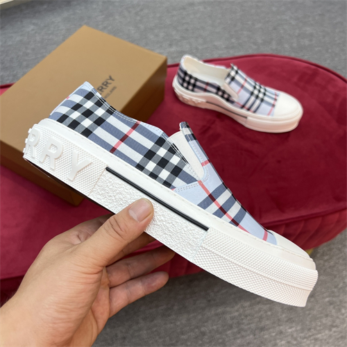 Burberry Shoes-M-671