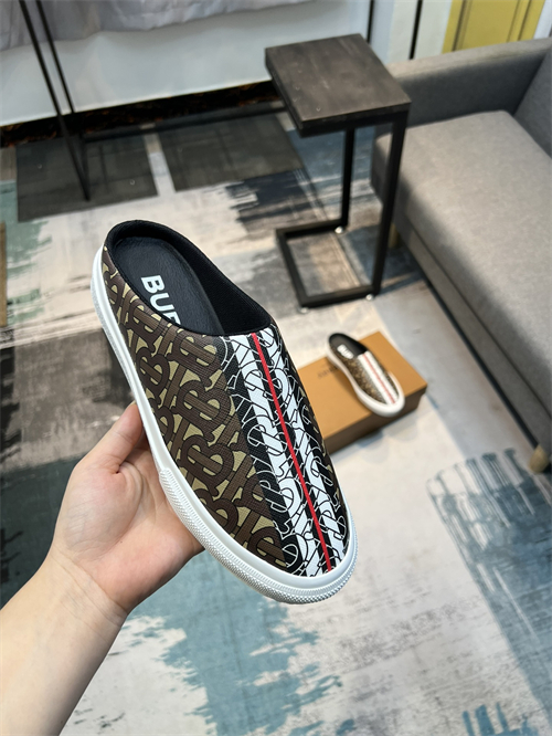 Burberry Shoes-M-700