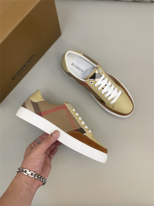 Burberry Shoes-M-759