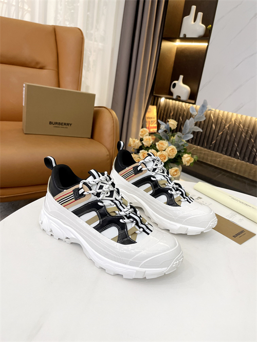 Burberry Shoes-M-797