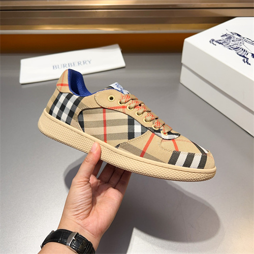 Burberry Shoes-M-0959