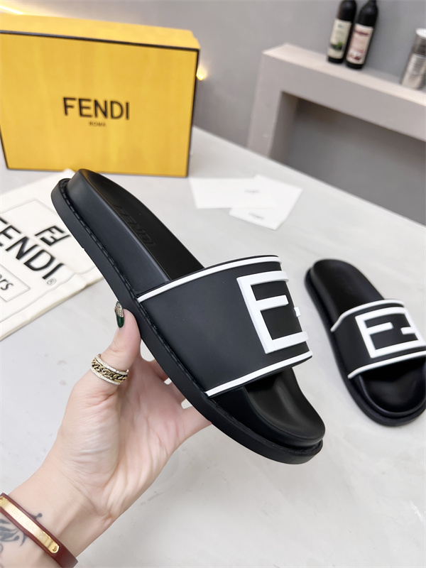 FENDI Sandal-W-112