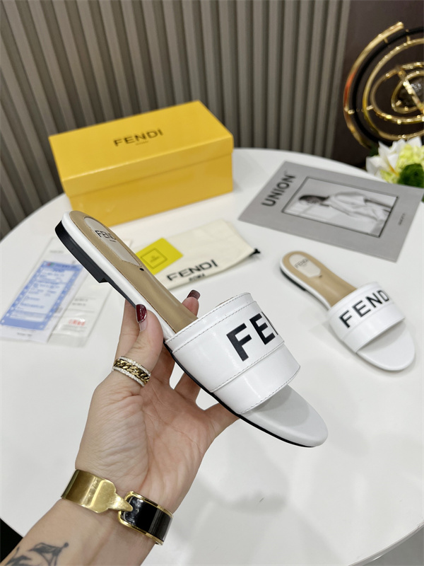 FENDI Sandal-W-125