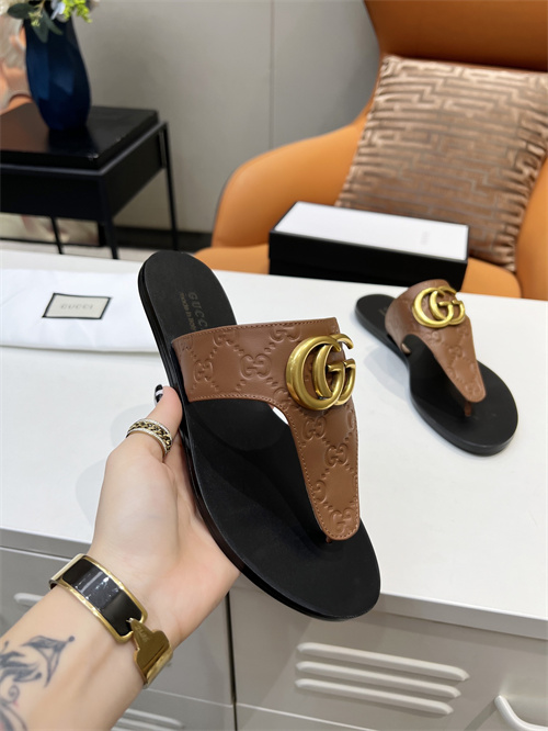Gucci Sandal-W-551